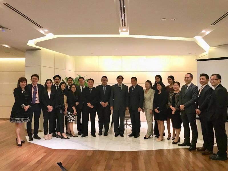 สนร. สิงคโปร์ เข้าเยี่ยมพนักงานคนไทย บริษัท UOB Overseas Bank (UOB) สิงคโปร์